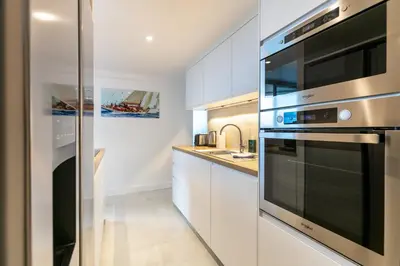 Cuisine ou kitchenette dans l'établissement Comfortion Norma - Suite de luxe avec vue sur la Tour Eiffel