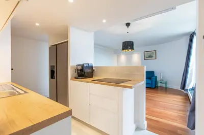 Cuisine ou kitchenette dans l'établissement Comfortion Norma - Suite de luxe avec vue sur la Tour Eiffel