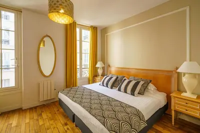 Un ou plusieurs lits dans un hébergement de l'établissement Apartments Du Louvre - Le Marais