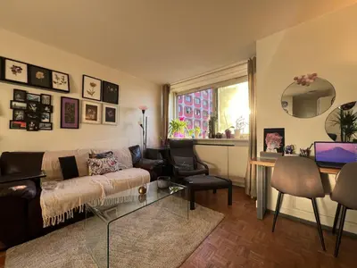 Coin salon dans l'établissement Tour Reflet Paris 15, A cozy and welcoming home, just like your own