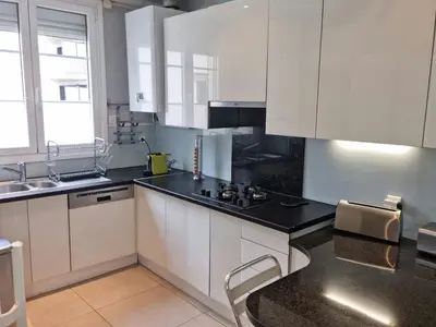 Cuisine ou kitchenette dans l'établissement APPARTEMENT 2 CHAMBRE A 10 MINUTE DU CENTRE DE PARIS