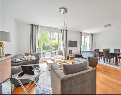Coin salon dans l'établissement Beautiful 3 bdr apartment with garden close to Champs-Elysées
