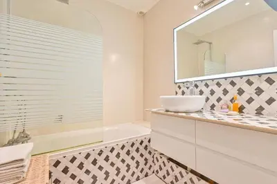 Salle de bains dans l'établissement Beautiful 3 bdr apartment with garden close to Champs-Elysées