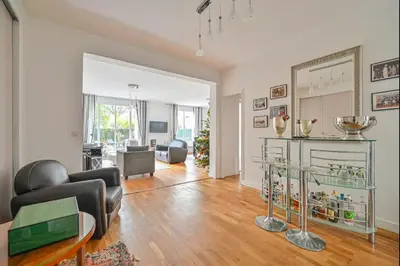Coin salon dans l'établissement Beautiful 3 bdr apartment with garden close to Champs-Elysées