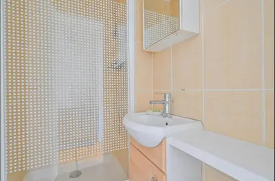 Salle de bains dans l'établissement Beautiful 3 bdr apartment with garden close to Champs-Elysées