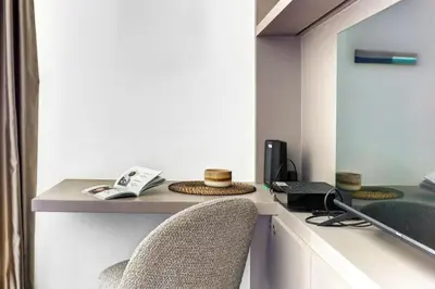 Télévision ou salle de divertissement dans l'établissement 376 Suite Crillon - Superbe Appartement à Paris