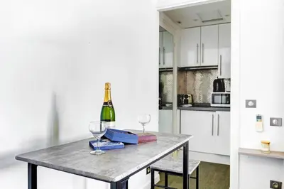 Cuisine ou kitchenette dans l'établissement 376 Suite Crillon - Superbe Appartement à Paris