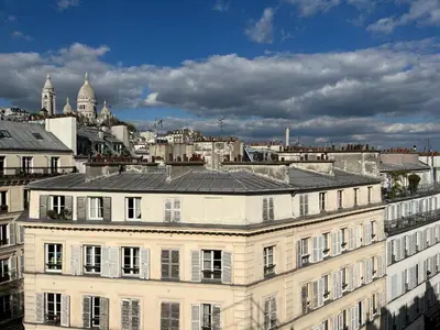 Vue générale sur Paris ou vue de la ville depuis l'appartement