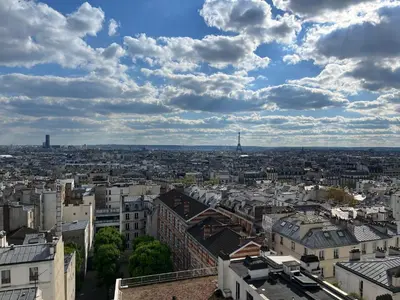 Vue générale sur Paris ou vue de la ville depuis l'appartement