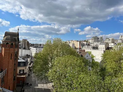 Vue générale sur Paris ou vue de la ville depuis l'appartement