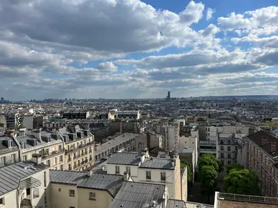 Vue générale sur Paris ou vue de la ville depuis l'appartement