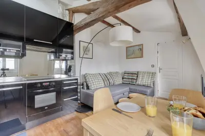 Cuisine ou kitchenette dans l'établissement Homely & Pleasant T2 flat in the Heart of Paris