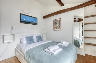 Un ou plusieurs lits dans un hébergement de l'établissement Homely & Pleasant T2 flat in the Heart of Paris