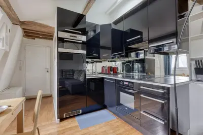 Cuisine ou kitchenette dans l'établissement Homely & Pleasant T2 flat in the Heart of Paris