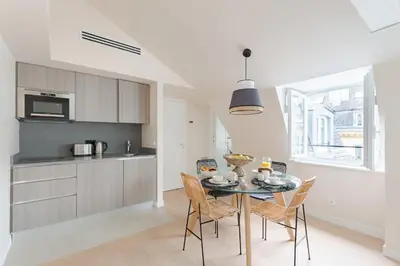 Cuisine ou kitchenette dans l'établissement Charmant Appartement avec Climatisation - Paris 3