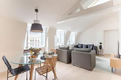 Coin salon dans l'établissement Charmant Appartement avec Climatisation - Paris 3