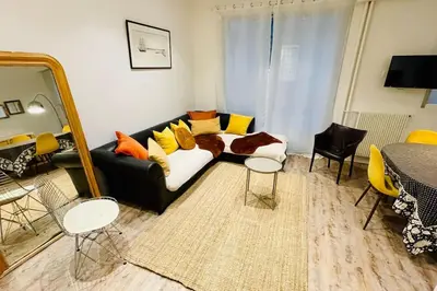 Coin salon dans l'établissement Appartement 6 pièces / 5 chambres / calme / RDC