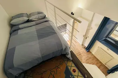 Un ou plusieurs lits dans un hébergement de l'établissement Appartement 6 pièces / 5 chambres / calme / RDC