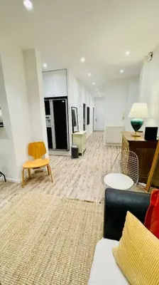 Coin salon dans l'établissement Appartement 6 pièces / 5 chambres / calme / RDC