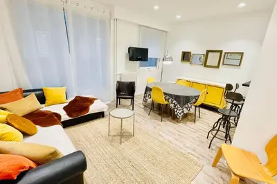 Télévision ou salle de divertissement dans l'établissement Appartement 6 pièces / 5 chambres / calme / RDC