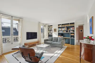 Télévision ou salle de divertissement dans l'établissement Chaillot - Lübeck II 2 ch by B'Your Home