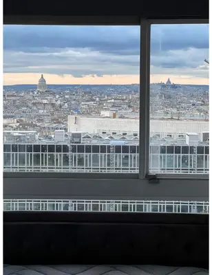 Vue générale sur Paris ou vue de la ville depuis l'appartement
