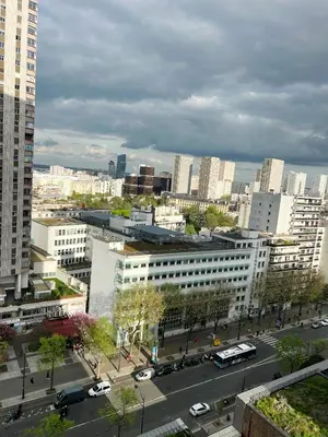 Vue générale sur Paris ou vue de la ville depuis l'appartement