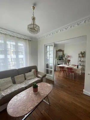 Coin salon dans l'établissement Appartement parisien