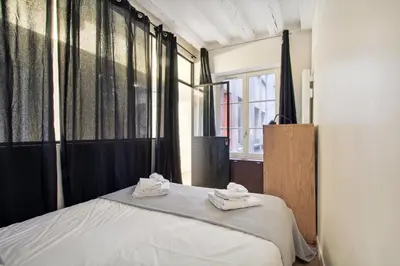 Un ou plusieurs lits dans un hébergement de l'établissement 256 Suite Rosiers - Superb apartment in Paris.
