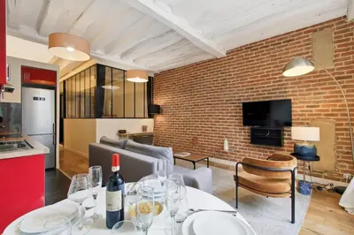 Télévision ou salle de divertissement dans l'établissement 256 Suite Rosiers - Superb apartment in Paris.