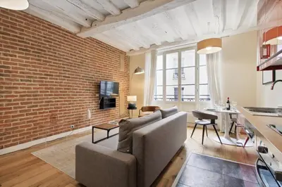 Télévision ou salle de divertissement dans l'établissement 256 Suite Rosiers - Superb apartment in Paris.
