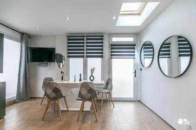 Télévision ou salle de divertissement dans l'établissement MBA Levallois Splendide Appart - Proche Paris