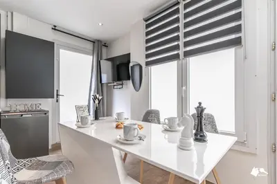 Télévision ou salle de divertissement dans l'établissement MBA Levallois Splendide Appart - Proche Paris