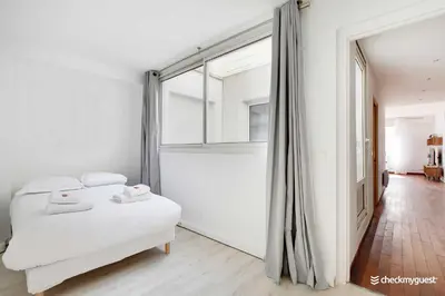 Un ou plusieurs lits dans un hébergement de l'établissement Charming home Convention Serres