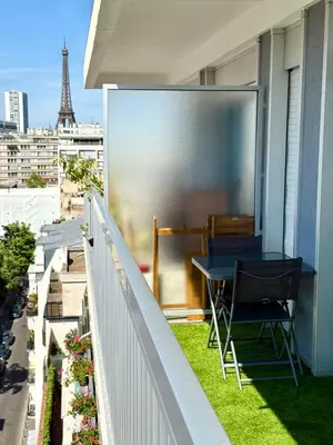 Balcon ou terrasse dans l'établissement Apartment My HOME Eiffel Tower View