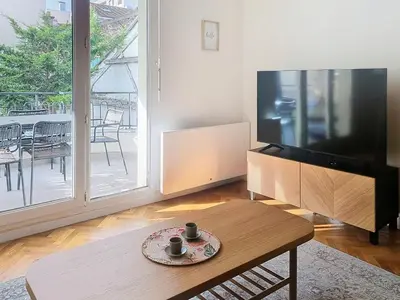 Télévision ou salle de divertissement dans l'établissement 6P/terrasse/2 car parks/5min Paris