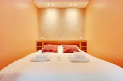 Un ou plusieurs lits dans un hébergement de l'établissement Cosy flat with garden -Neuilly-sur-Seine