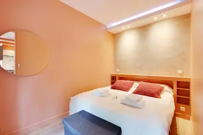 Un ou plusieurs lits dans un hébergement de l'établissement Cosy flat with garden -Neuilly-sur-Seine