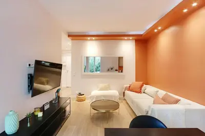Télévision ou salle de divertissement dans l'établissement Cosy flat with garden -Neuilly-sur-Seine