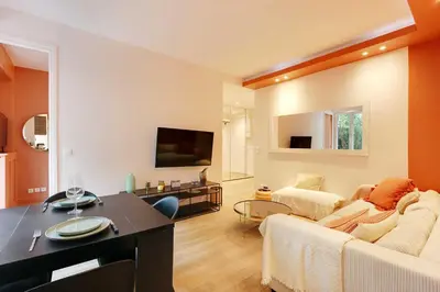 Télévision ou salle de divertissement dans l'établissement Cosy flat with garden -Neuilly-sur-Seine