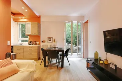 Télévision ou salle de divertissement dans l'établissement Cosy flat with garden -Neuilly-sur-Seine