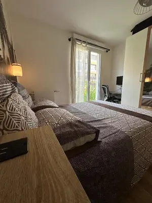 Un ou plusieurs lits dans un hébergement de l'établissement Boho style apartment - 7 mins from Paris Center - Garden and underground parking