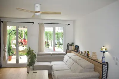 Coin salon dans l'établissement Boho style apartment - 7 mins from Paris Center - Garden and underground parking