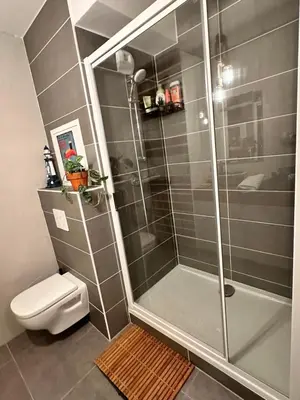 Salle de bains dans l'établissement Boho style apartment - 7 mins from Paris Center - Garden and underground parking
