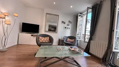 Télévision ou salle de divertissement dans l'établissement Charming apartment in Monmartre