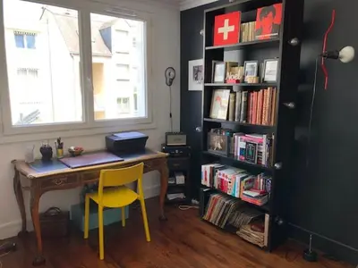Bibliothèque dans l'appartement
