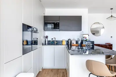 Cuisine ou kitchenette dans l'établissement GuestReady - Chic cocoon with a balcony