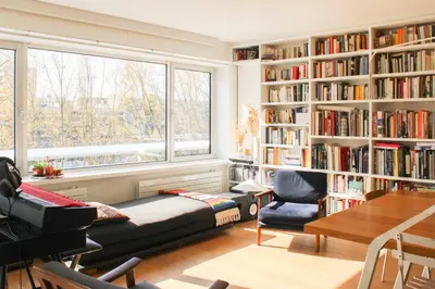 Coin salon dans l'établissement Spacious cocoon with a terrace view on the canal