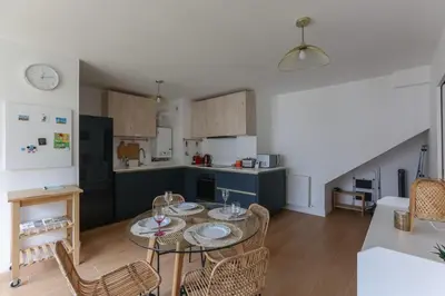 Cuisine ou kitchenette dans l'établissement Cozy 60 m on the outskirts of Paris