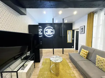 Télévision ou salle de divertissement dans l'établissement Urban Flat 157 - Coco Flat in Montorgueil